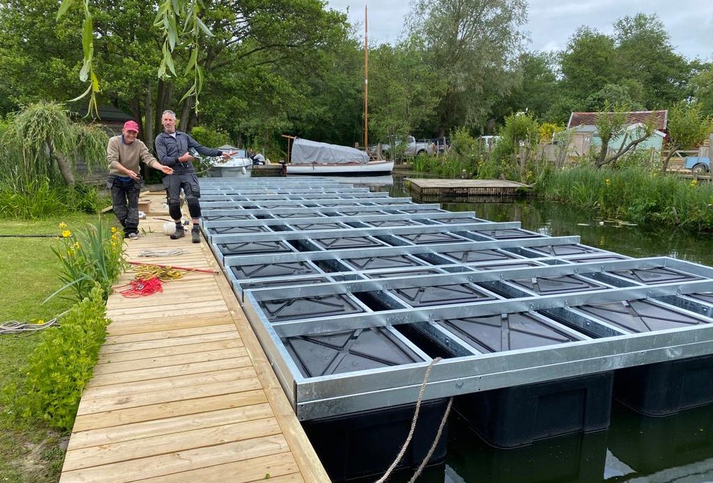 Connected aluminium pontoon frame floating deck