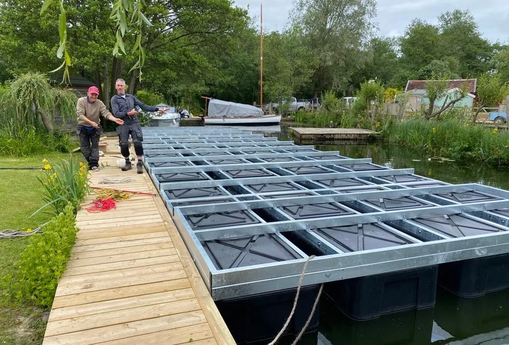 Connected aluminium pontoon frame floating deck