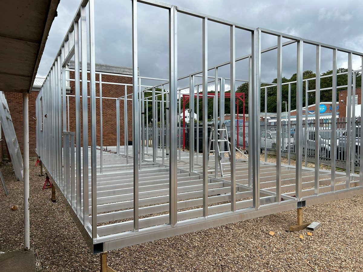 Mobile modular cabin frame in lightweight aluminium