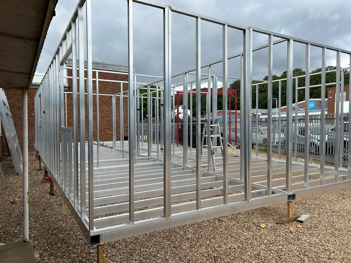 Mobile modular cabin frame in lightweight aluminium