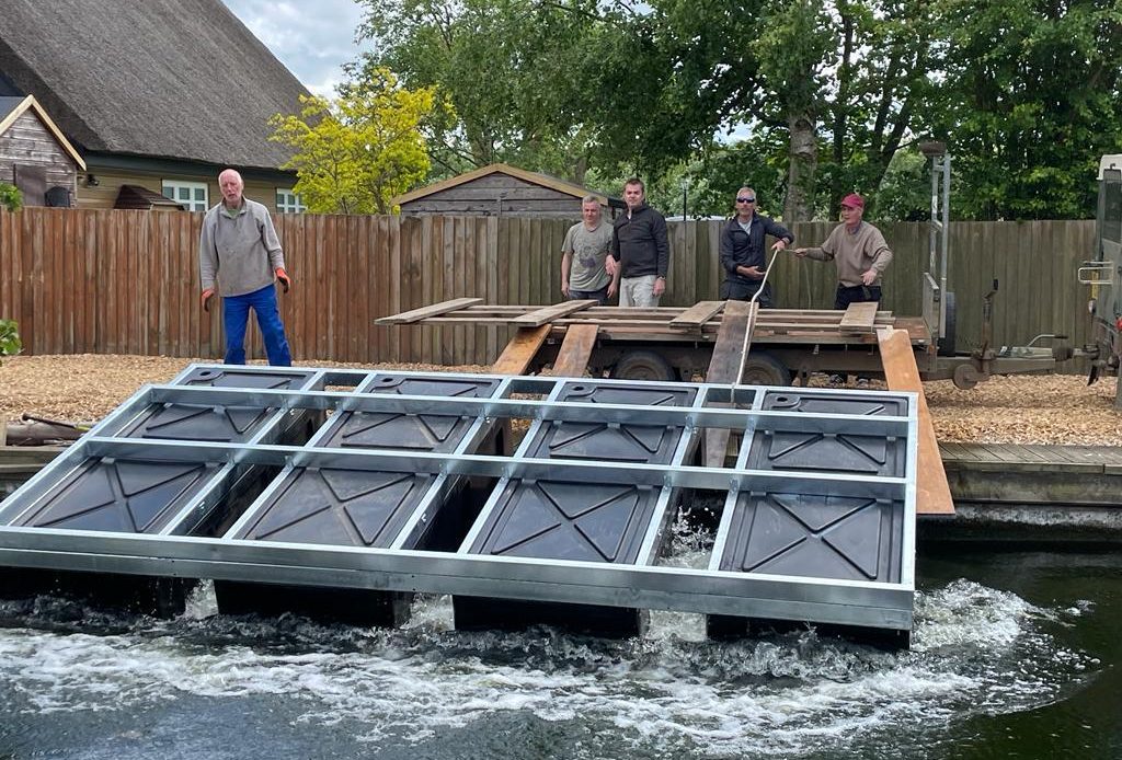 Single modular pontoon base module floating platform