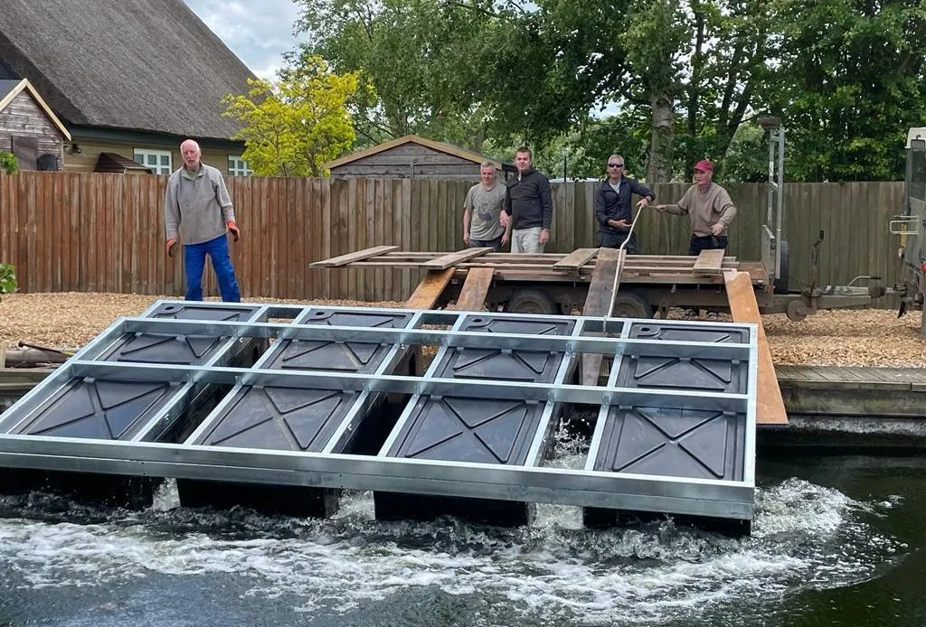 Single modular pontoon base module floating platform