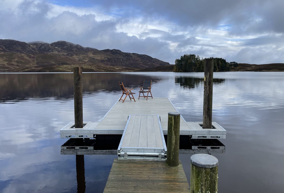 Articulated pontoon mooring and jetty floating dock