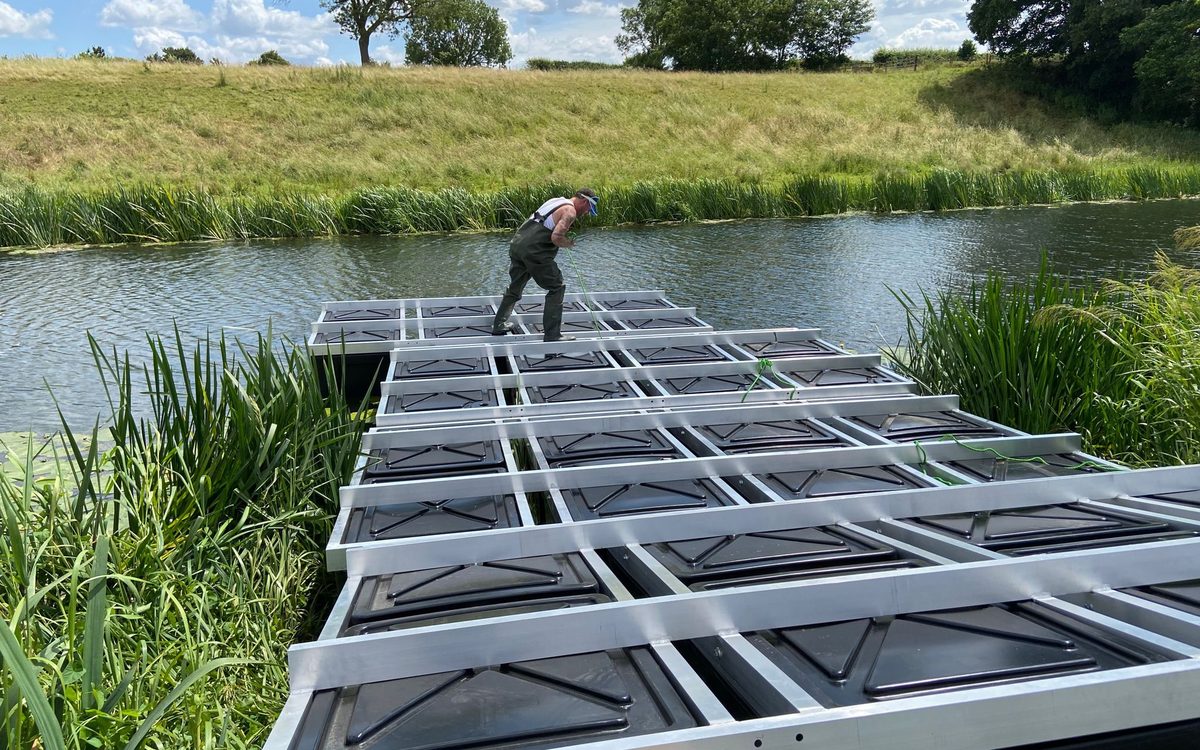 Water-source heat-pump mooring jetty with units suspended beneath the deck